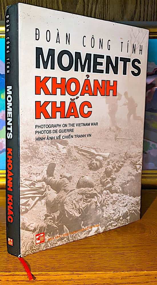 Item #10265 Khoanh Khac Moments - Photograph Material on the Vietnam War. Doan Cong Tinh.